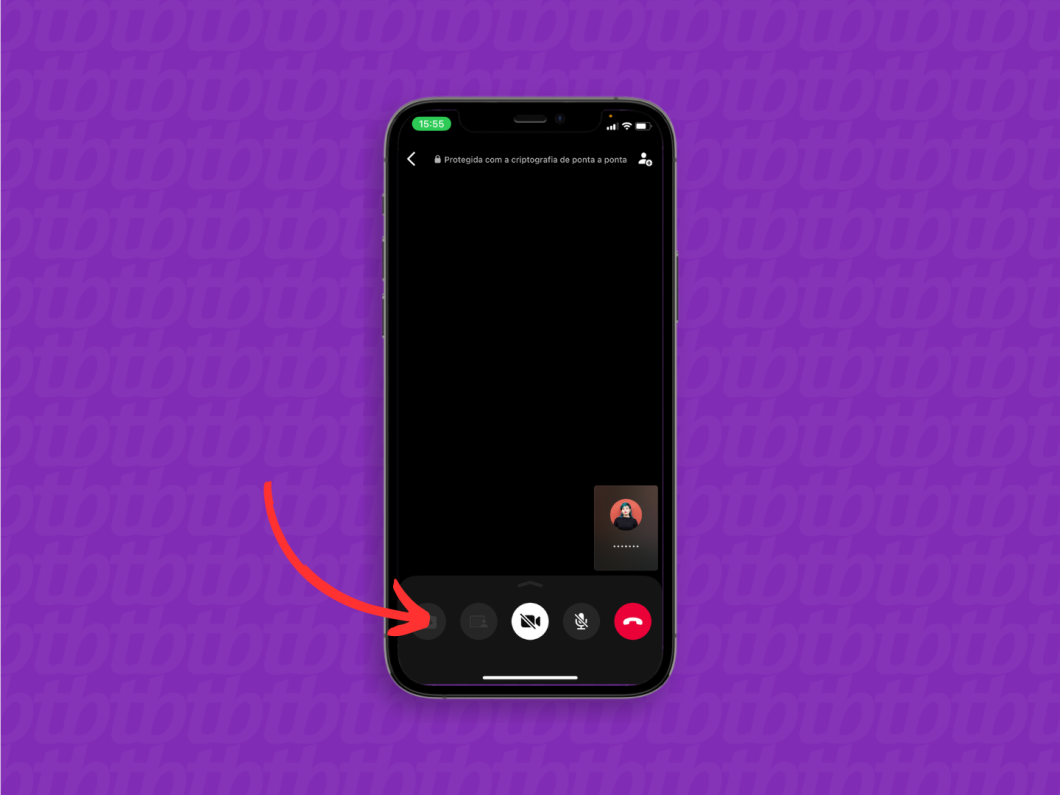 Captura de tela sinaliza controles de câmera e microfone na parte inferior da tela no WhatsApp