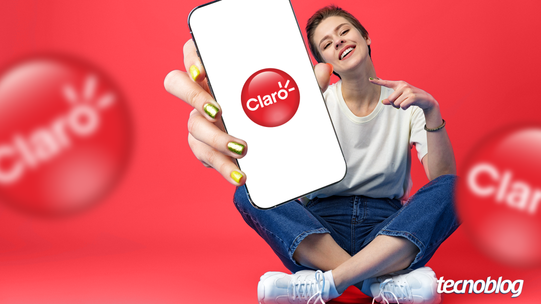 Mulher sentada com celular na mão, em destaque. Na tela aparece a marca da Claro.