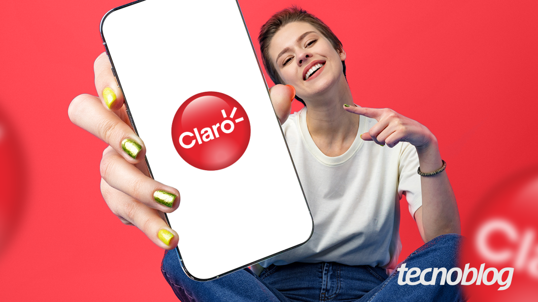 Mulher sentada com celular na mão, em destaque. Na tela aparece a marca da Claro.