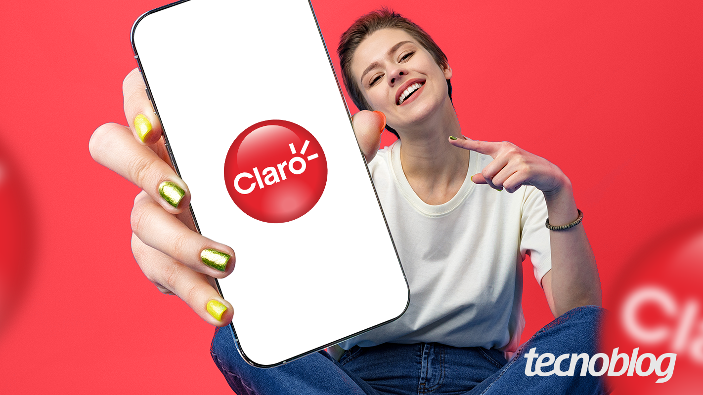 Mulher sentada com celular na mão, em destaque. Na tela aparece a marca da Claro.