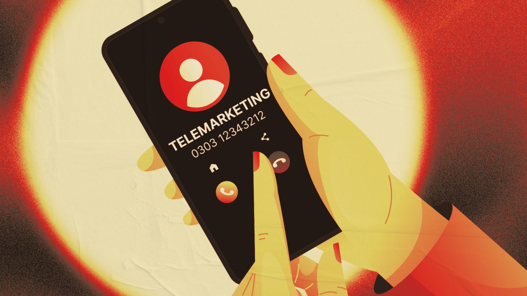 Ilustração de uma mão segurando um celular. Na tela aparece uma chamada identificada como "telemarketing".