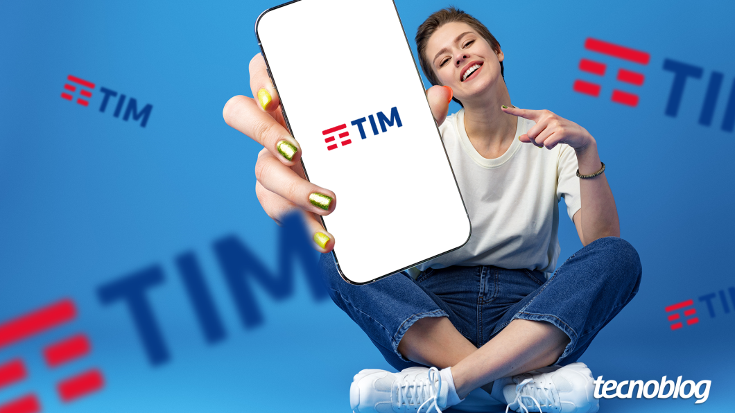 Mulher sentada com celular na mão, em destaque. Na tela aparece a marca da TIM.
