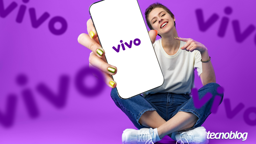Mulher sentada com celular na mão, em destaque. Na tela aparece a marca da Vivo.