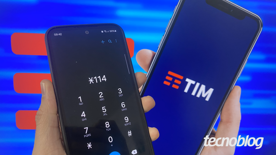 Uma mão segura um celular Samsung com o app Telefone aberto para discar o número *114. Imagens de celulares com logo da TIM ao fundo