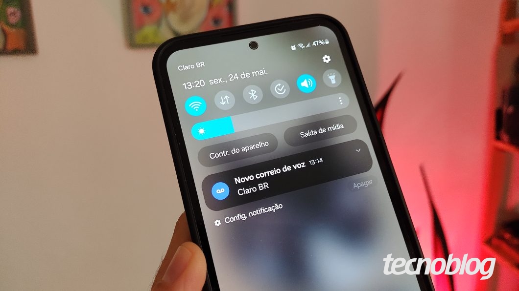 Imagem de um celular Android exibindo uma notificação de "Novo correio de voz"