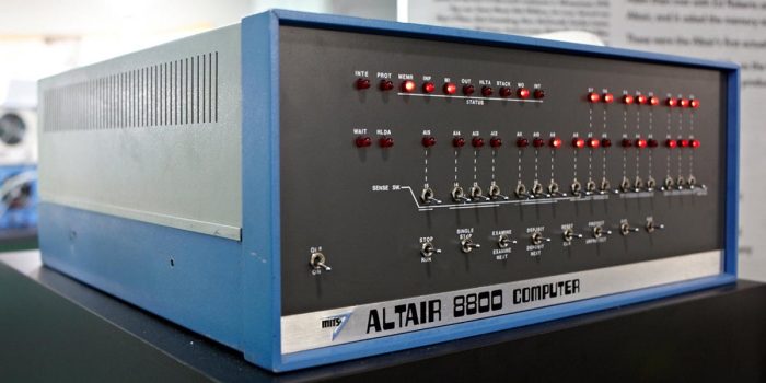 Altair 8800 (imagem: Living Computers: Museum + Labs)