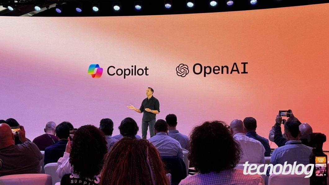 Executivo faz apresentação com logos do Copilot e da OpenAI ao fundo