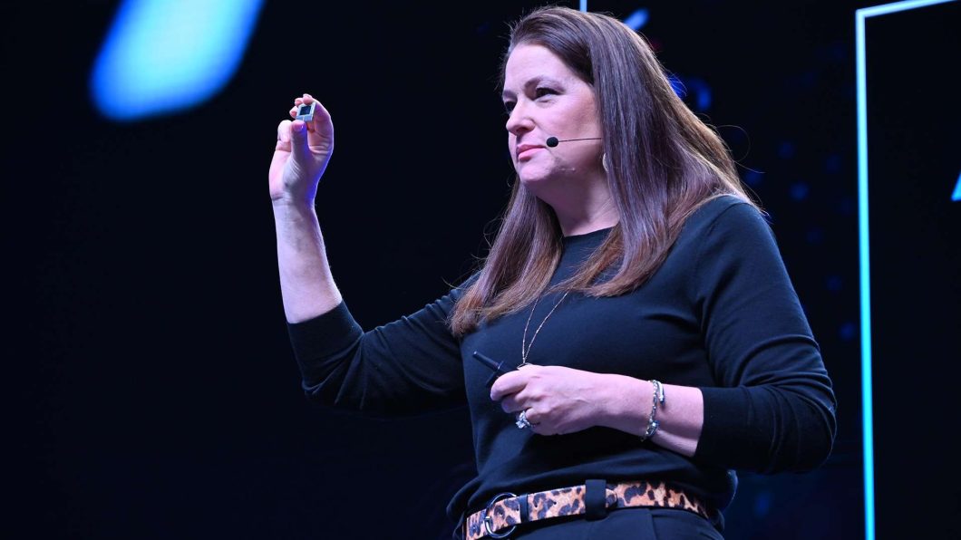 Michelle Johnston Holthaus, da Intel, com um chip Lunar Lake (imagem: divulgação/Intel)