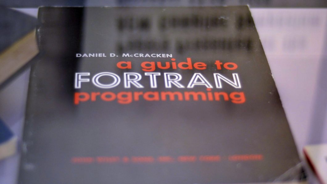 Livro sobre a linguagem de programação Fortran (imagem original: Carol Nichols/Flickr)
