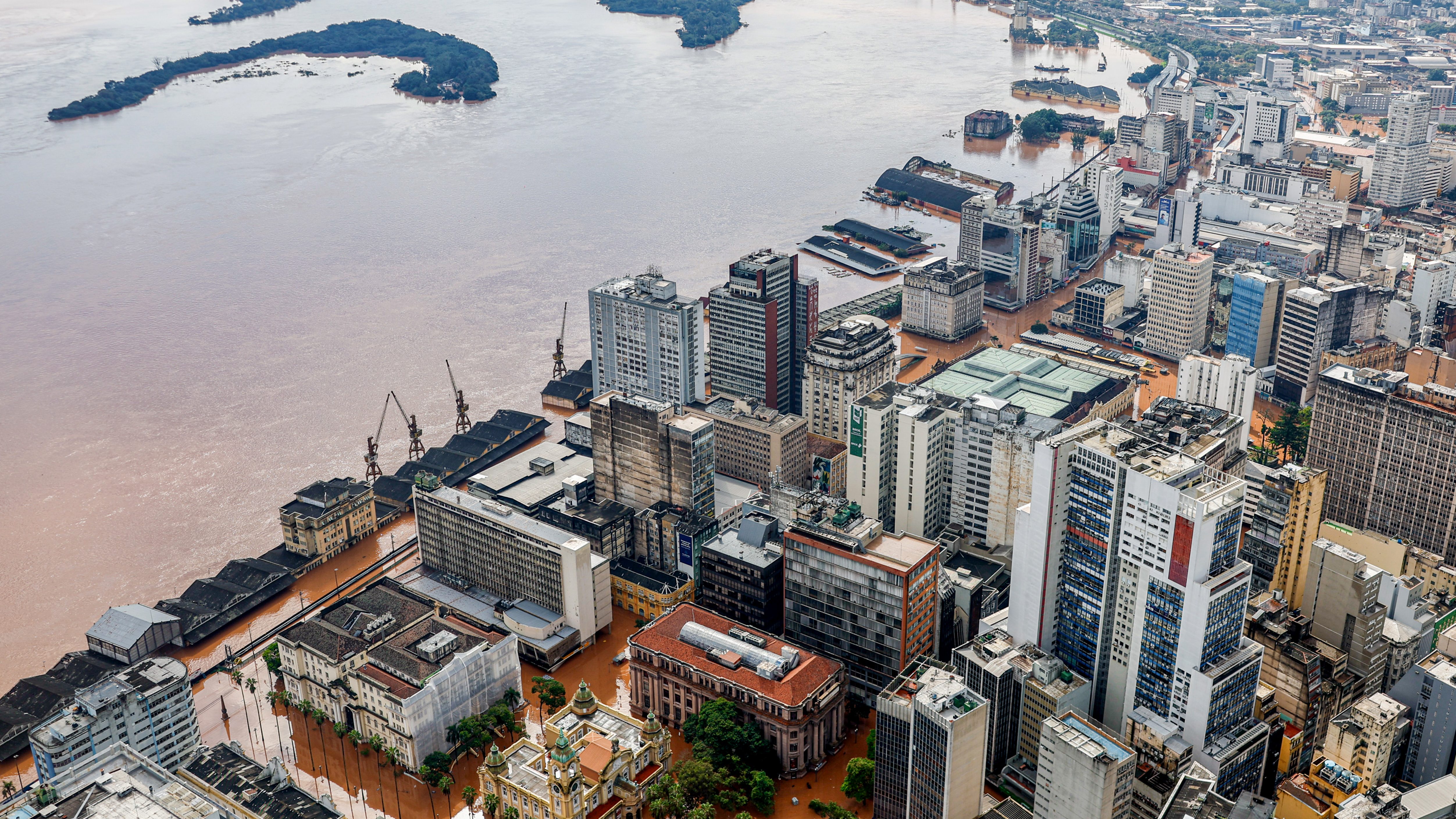 Imagem aérea de cidade sob forte alagamento