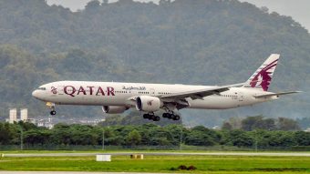 Qatar Airways vai ter internet Starlink de graça em todos os seus aviões