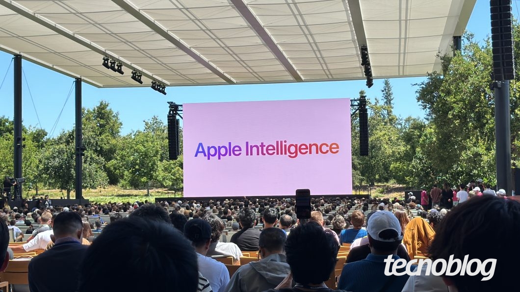 Plateia observa telão onde se lê "Apple Intelligence"