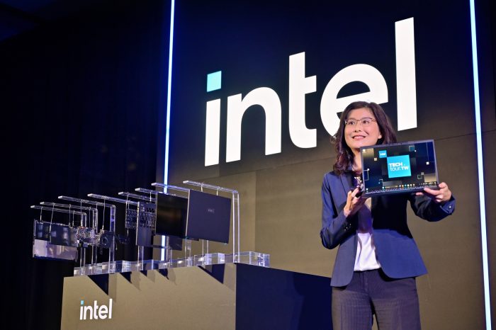 Grace Wang, vice-presidente da Intel Taiwan, segurando um laptop com chip Lunar Lake (imagem: divulgação/Intel)