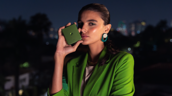 Motorola revela Razr 50 com tela maior e inteligência artificial