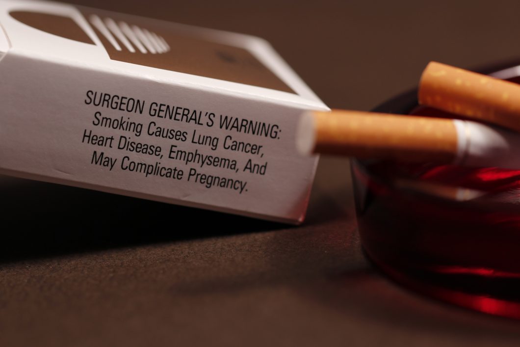 Lateral de embalagem de cigarro com mensagem de advertência escrita em inglês
