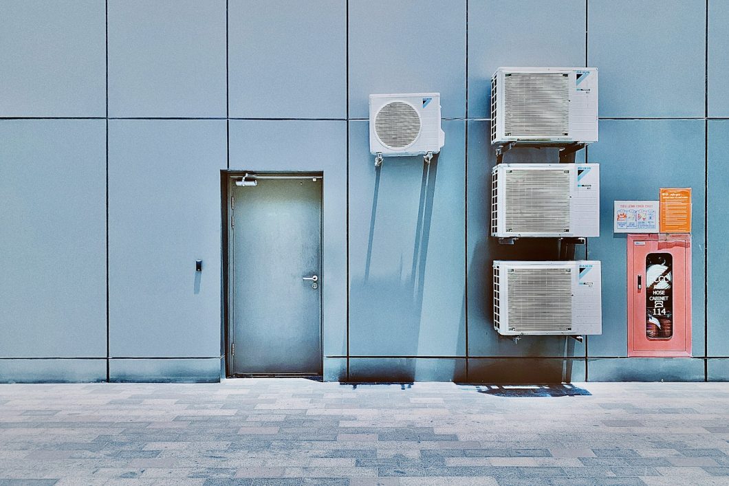 Lado externo de um prédio com gabinetes da parte externa de ar-condicionado split
