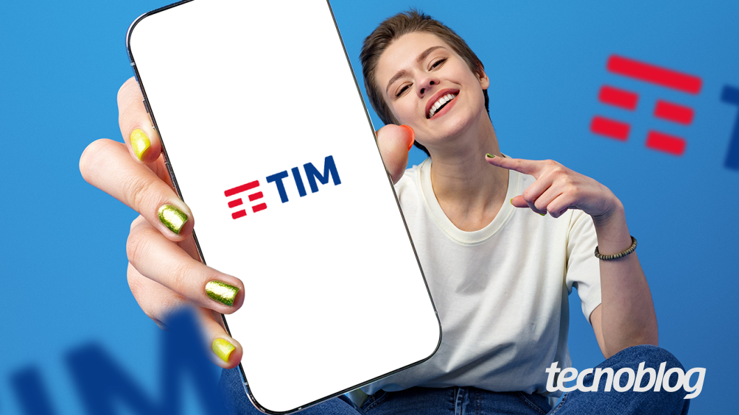 Mulher sentada com celular na mão, em destaque. Na tela aparece a marca da TIM.