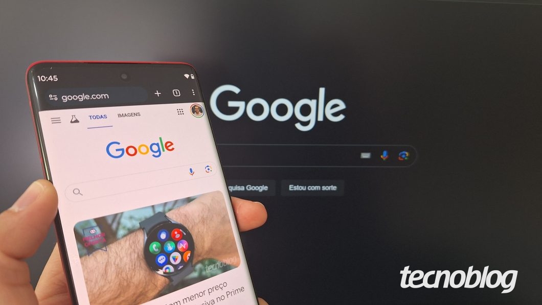 Uma mão segura um celular com o navegador Google Chrome aberto na página do Google