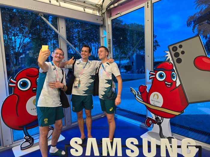 Galaxy Z Flip 6 Paris 2024 Olympic Edition entregue a atletas da Austrália (imagem: divulgação/Samsung)