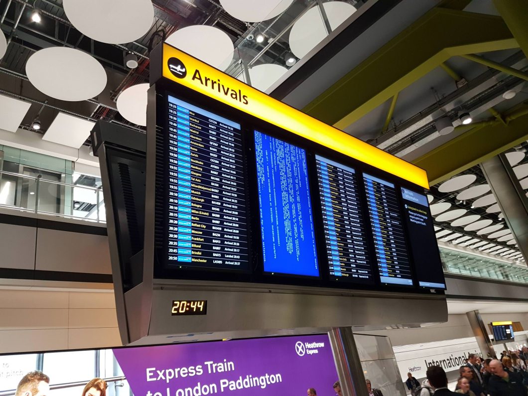 Tela azul aparece em monitor do aeroporto de Heathrow, no Reino Unido (Imagem: Reddit/AeitZean)