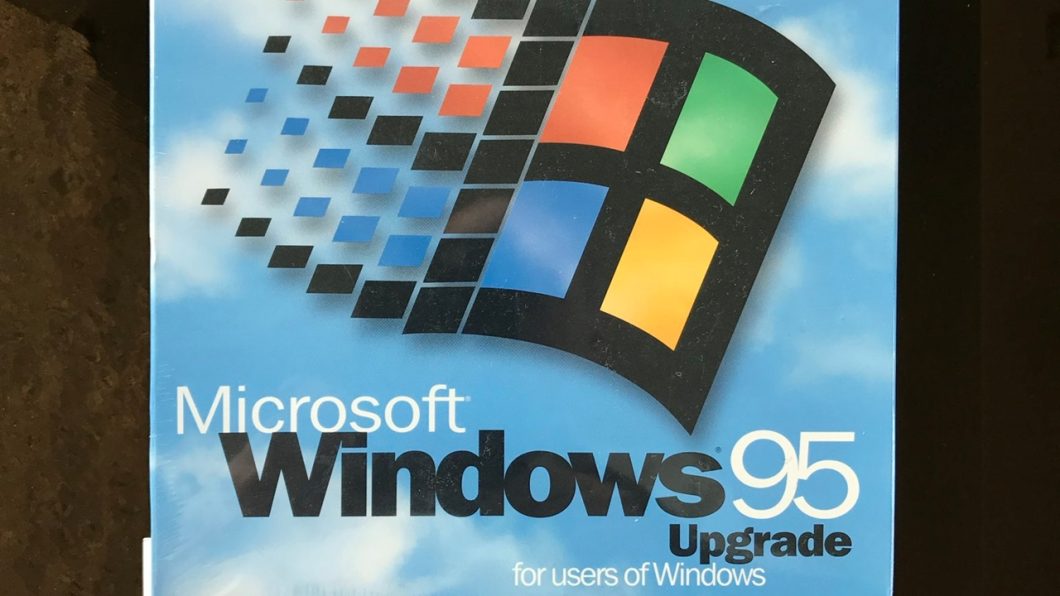 Ex-Microsoft mostra caixa preservada da primeira cópia do Windows 95 (imagem original: Brad Silverberg/X/Twitter)