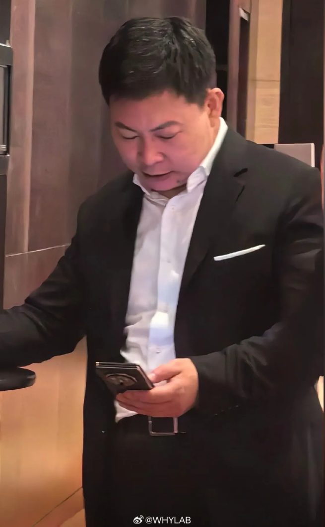 CEO da Huawei é visto usando celular dobrável de três telas • Tecnoblog