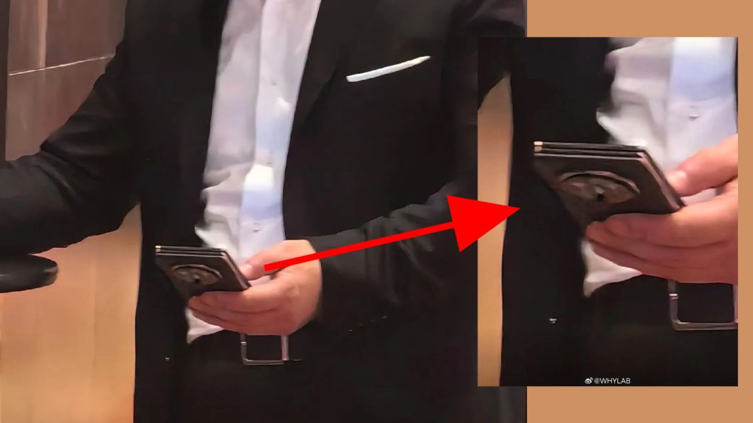 Detalhe do smartphone dobrável de três telas da Huawei na mão do CEO da empresa (Imagem: Reprodução/WHYLAB/Weibo)