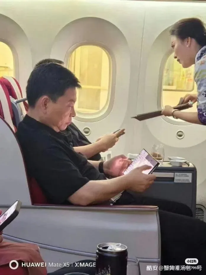 CEO da divisão de celulares da Huawei usando o triplo-fold em um avião no início de agosto (Imagem: Reprodução/Weibo)