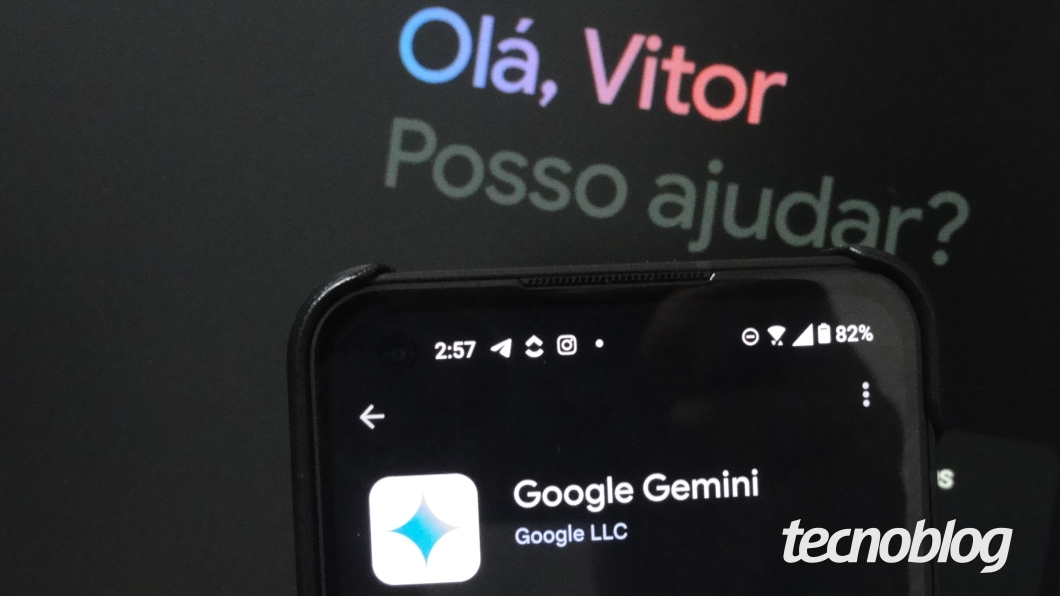 Foto mostrando o aplicativo Gemini em celular Android com página do Gemini sendo acessada via navegador no PC.