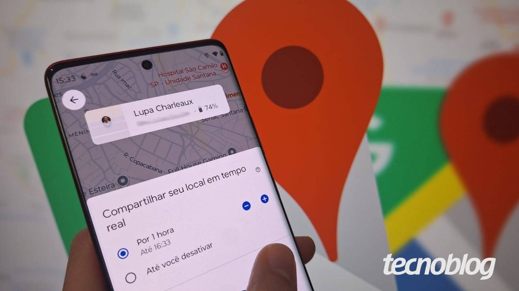 Uma mão segura um celular com o Google Maps aberto na página de compartilhamento de localização