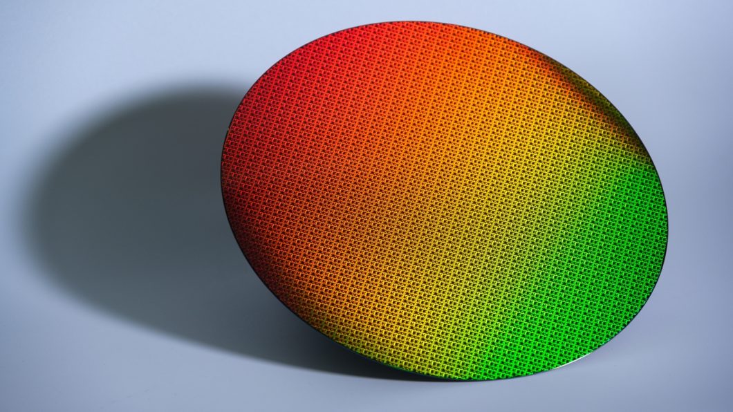 Wafer com processo Intel 18A (imagem: divulgação/Intel)