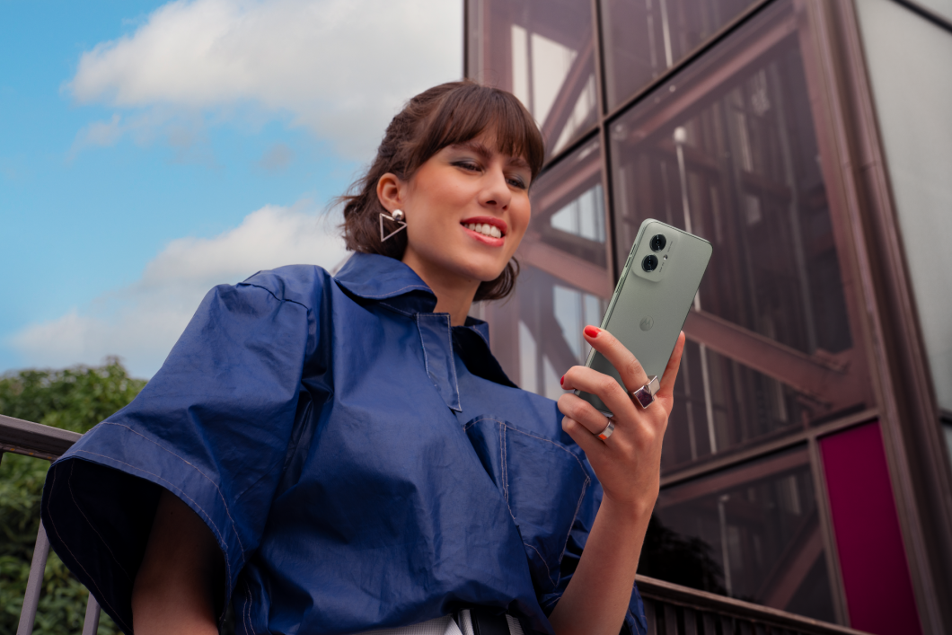 Mulher segurando smartphone