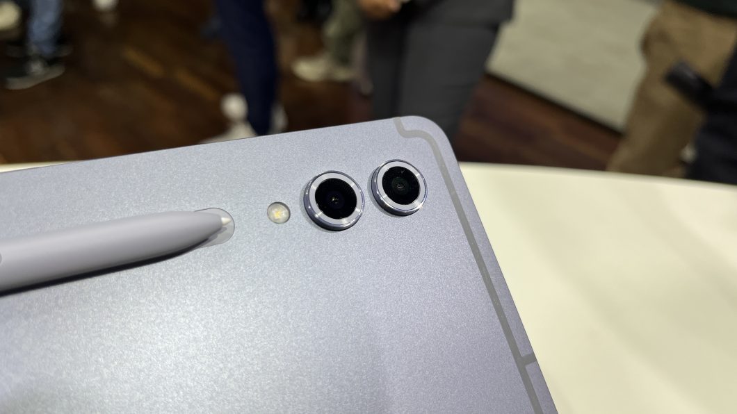 As duas câmeras traseiras em destaque do Galaxy Tab S10 Ultra
