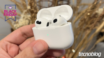 AirPods de 3ª geração sai por R$ 1.106 à vista na loja oficial da Apple na Amazon. Fone de ouvido tem suporte para Dolby Atmos e estojo com recarga para 30 horas