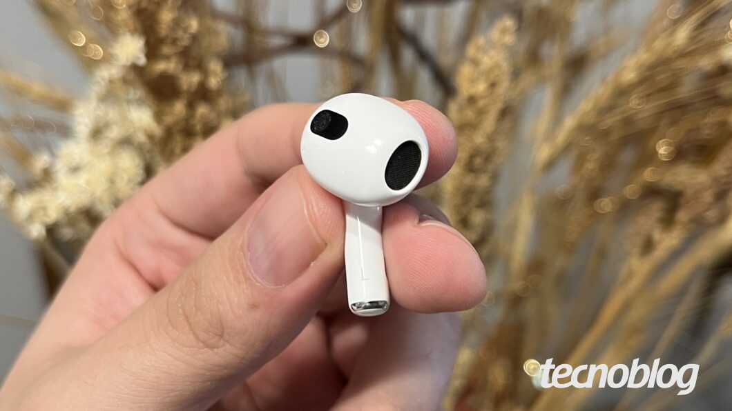 AirPods 3 na mão (Imagem: Giovanni Santa Rosa/Tecnoblog)