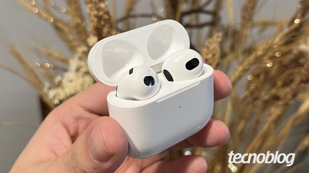 AirPods 3 na mão (Imagem: Giovanni Santa Rosa/Tecnoblog)