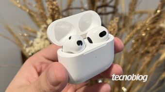 Segundo jornalista, Apple vai lançar atualização de software ainda em 2025 para permitir a tradução de conversas ao vivo nos AirPods.