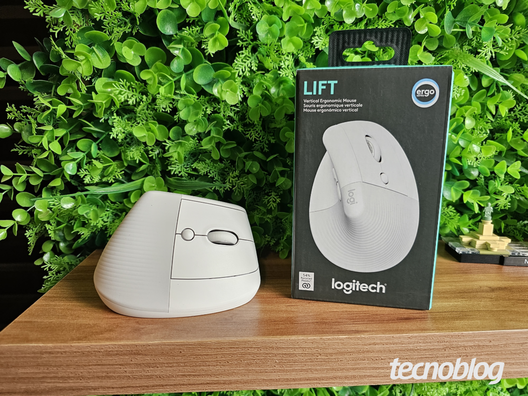 Mouse vertical Logitech Lift (Foto: Lucas Braga/Tecnoblog)