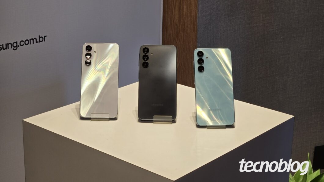 Três smartphones de cores diferentes, vistos pela parte traseira