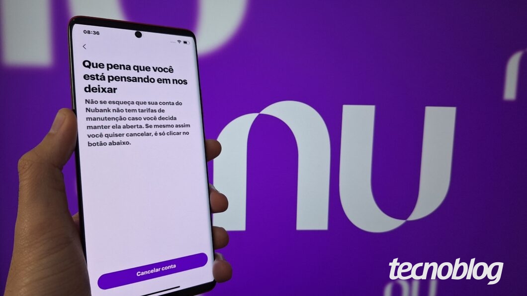 Foto mostra um celular exibindo a tela de cancelamento da conta do Nubank