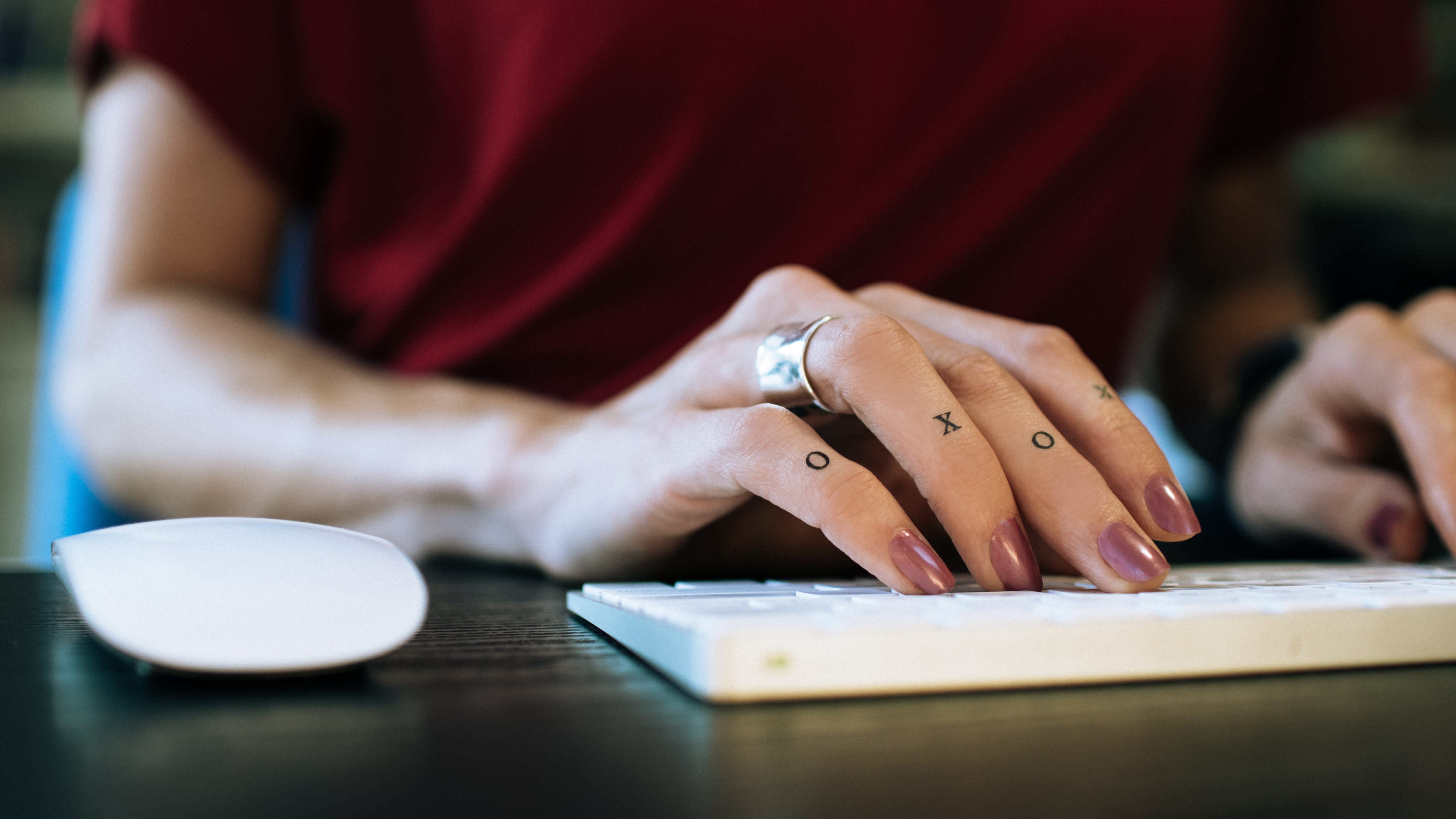 magic mouse / unsplash by Kelly Sikkema