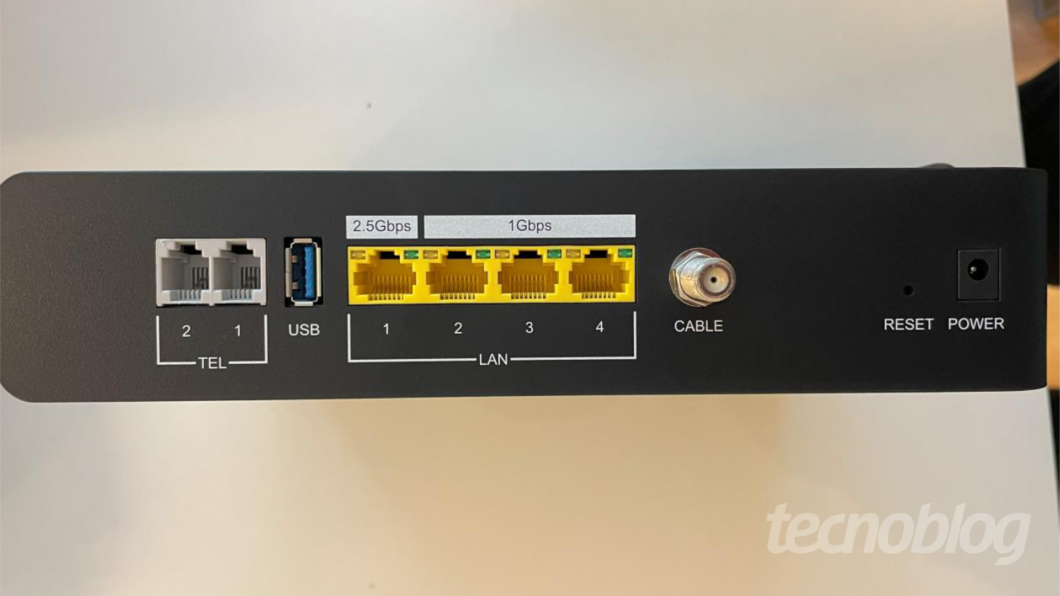 Traseira do modem SDMC NE6037, mostrando suas conexões