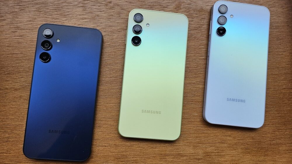 Três smartphones Galaxy A15 5G. Da esquerda para a direita, nas cores azul escuro, verde claro e azul claro