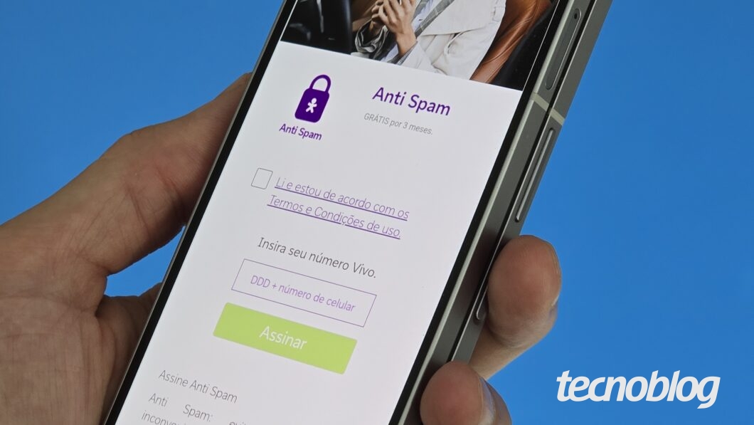 Mão segurando smartphone, exibindo tela do Vivo Anti Spam