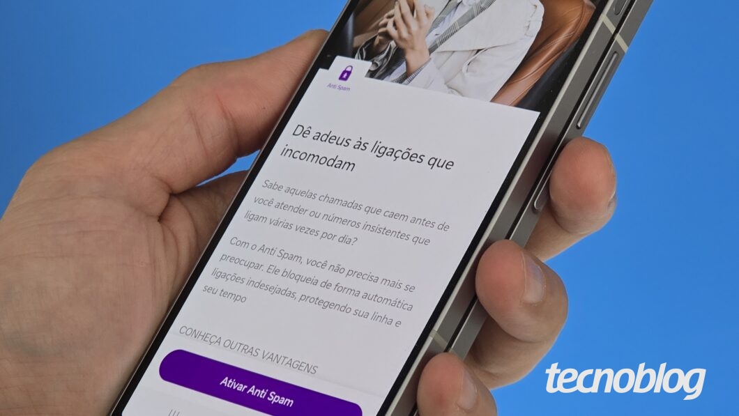 Mão segurando smartphone, exibindo tela do Vivo Anti Spam