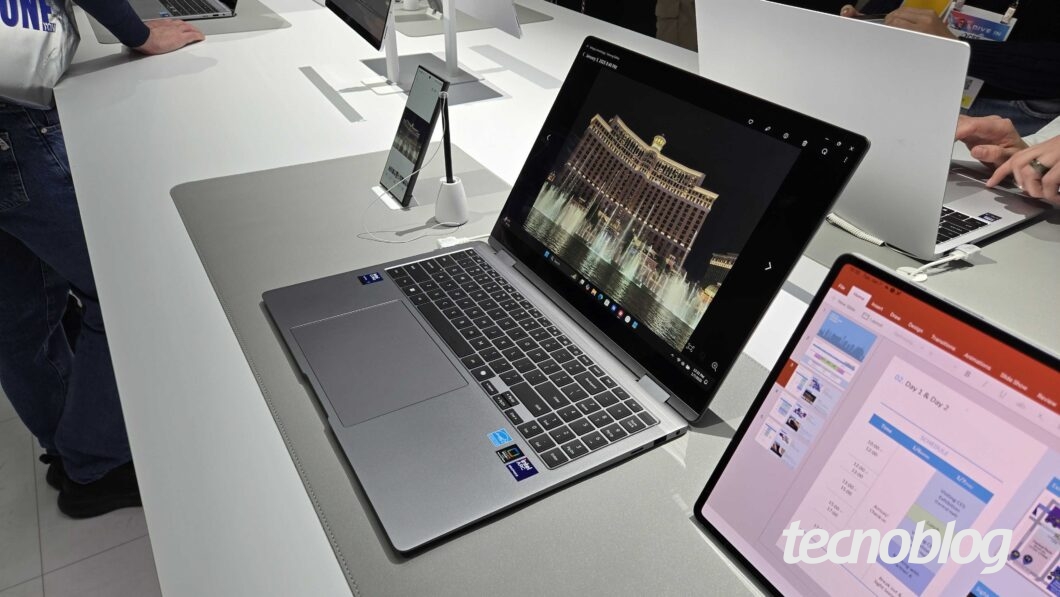 Notebook cinza Galaxy Book 5 360 está sobre uma mesa de exposição branca durante a CES 2025.