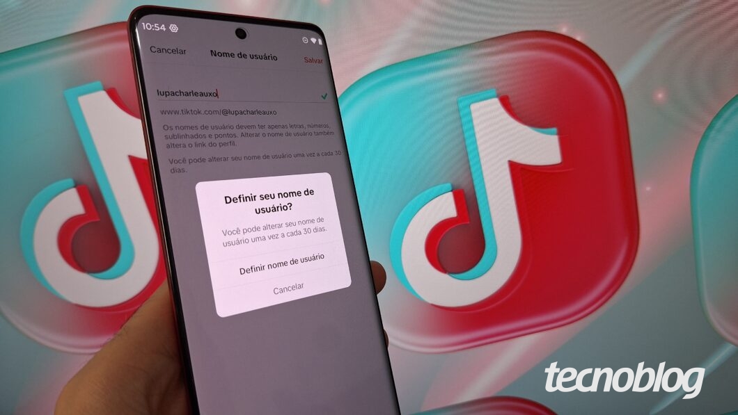 Celular exibe tela do aplicativo TikTok com a mensagem "Definir seu nome de usuário?"