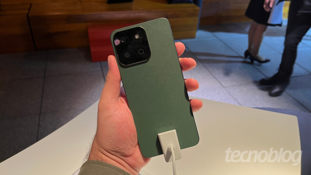 Smartphone verde, visto de trás, com conjunto triplo de câmeras