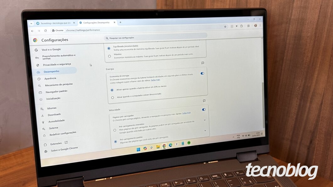 Notebook exibindo a tela de configuração de economia de energia do Chrome