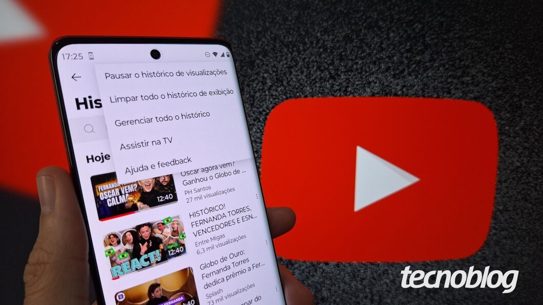 Imagem mostra um celular exibindo o aplicativo do YouTube para celular exibindo a opção "Limpar todo o histórico de exibição"